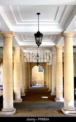 Pumpe Hof Klöster zwischen Kirche und Pumpe Hof in Inneren Tempel, London, England, UK. Stockfoto