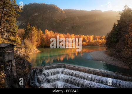 Zauberhafte Herbst Landschaft mit einer alten Hütte, die Treppe der Lechfall Wasserfall, den Lech und einen Herbst Wald, in Füssen, Deutschland. Stockfoto