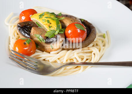 Vegetarisches Gericht von sautierten Pilzen und Cherrytomaten mit spaghetti Pasta Stockfoto