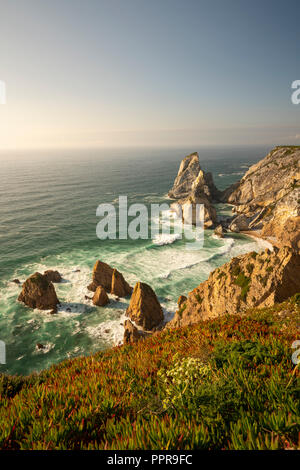 Die schönen Praia da Ursa Strand an der wilden Atlantikküste Portugal von oben gesehen Stockfoto