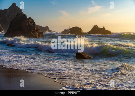 Rauhe See an der wilden Atlantikküste Portugals Stockfoto