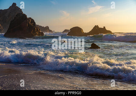 Rauhe See an der wilden Atlantikküste Portugals Stockfoto