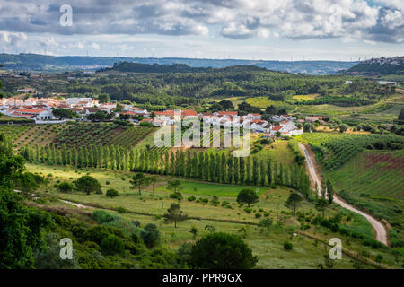 Ansicht der portugiesischen Stadt in hügeliger Landschaft von Oeste mit üppigen grünen Landschaft Stockfoto