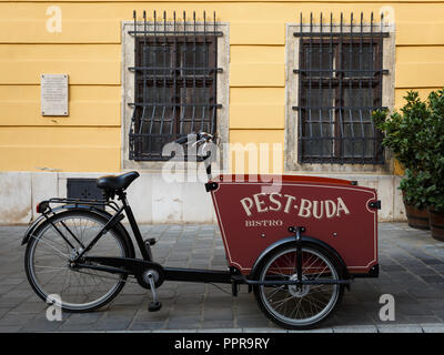 Budapest, Ungarn - 16. August 2018: Dreirad Werbung von Pest-Buda Bistro in der historischen Innenstadt von Budapest, Ungarn. Stockfoto