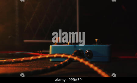 Loop Pedal für E-Gitarre. Nahaufnahme von Effekt Maschine auf Konzert Szene. Makro anzeigen. Neonlicht Stockfoto