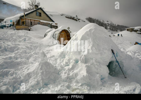 Dome Geodesique Unterkunft. Gourette Ski Resort, Pyrenees Atlantiques, Region Aquitanien, Ossau Tal, Frankreich Stockfoto