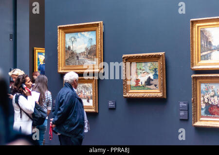 Besucher, die das Musée d'Orsay in Paris besuchen Stockfoto