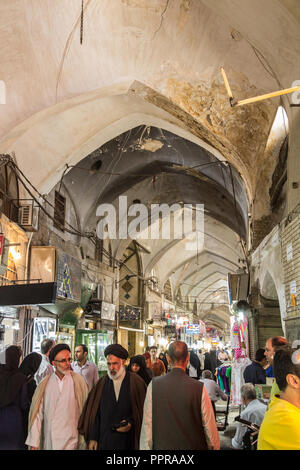 ISFAHAN, IRAN - August 8, 2018: Straße der Isfahan Bazar am Abend in einem überdachten Gasse des Marktes. Symbol der persischen Architektur, es ist Stockfoto