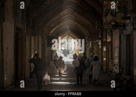 ISFAHAN, IRAN - August 8, 2018: Straße der Isfahan Bazar am Abend in einem überdachten Gasse des Marktes. Symbol der persischen Architektur, es ist Stockfoto