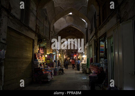 ISFAHAN, IRAN - August 8, 2018: Straße der Isfahan Bazar am Abend in einem überdachten Gasse des Marktes. Symbol der persischen Architektur, es ist Stockfoto