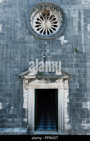 St. Nikola Kirche Eingang, Perast, Montenegro. Stockfoto