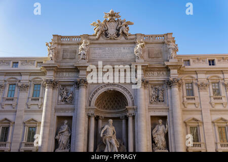 Rom renovierten Palazzo Poli Fontana Di Trevi Fassade ohne Masse. Renovierte Aquädukt - FBI-Rokoko Brunnen mit geschnitzten Figuren & lateinischen Inschriften. Stockfoto