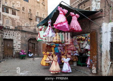 Ein Mann verkauft bunte Kleider für Mädchen am 4. Mai 2007 in Sanaa, Jemen. Offene Märkte spielen eine zentrale Rolle in der sozialen und wirtschaftlichen Leben des Jemen. Stockfoto