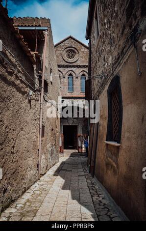 Caserta Vecchia, Italien, führt eine kleine Straße zwischen den alten Häusern eines ländlichen Dorfes. Stockfoto