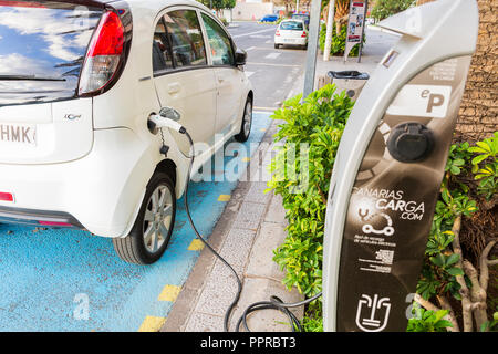 Peugeot Ion Elektroauto gesteckt bei einer öffentlichen charching Station auf der Straße in Santa Cruz de La Palma, Kanarische Inseln, Spanien Stockfoto