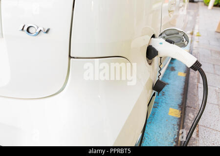 Peugeot Ion Elektroauto gesteckt bei einer öffentlichen charching Station auf der Straße in Santa Cruz de La Palma, Kanarische Inseln, Spanien Stockfoto