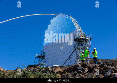 Florien Goebel MAGIC-Teleskop, Major Atmospheric Gamma-ray Imaging, gespiegelte Teller auf dem Roque de Los Muchachos Astrophysik Zentrum, La Palma, Kanarische Inseln Stockfoto