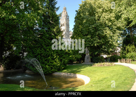 Die Gärten der Place de la Cathedrale in Richtung der Kathedrale Saint-Gatien de Tours (Kathedrale Saint-Gatien von Tours) in der Universitätsstadt Touren Stockfoto