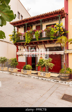 Traditionelle hölzerne Balkone an den Fassaden der Restaurant Piccolo, entlang der Avenida maritima in Santa Cruz de La Palma, Kanarische Inseln, Spanien Stockfoto