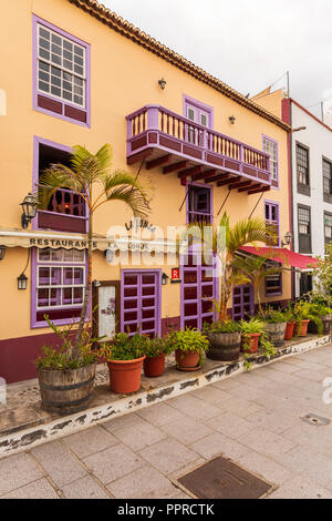 Traditionelle hölzerne Balkone an den Fassaden der Häuser entlang der Avenida maritima in Santa Cruz de La Palma, Kanarische Inseln, Spanien Stockfoto