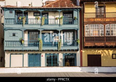 Traditionelle hölzerne Balkone an den Fassaden der Häuser entlang der Avenida maritima in Santa Cruz de La Palma, Kanarische Inseln, Spanien Stockfoto