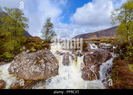 Wasserfall auf dem Fluss Coupal und Berg Buachaille Etive Mor, Glen Coe, Schottland, Vereinigtes Königreich Stockfoto