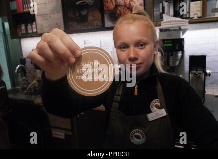 September 26, 2018 - Stockholm, Schweden: Ein Mitarbeiter von Expresso Haus zeigt ein Zeichen in der schwedischen Sprache bedeutet "Wir sind eine bargeldlose Coffee Shop". Schweden ist die bargeldlose Gesellschaft auf dem Planeten, mit 80 % aller Transaktionen mit Kreditkarten oder Handy Apps. *** Frankreich/KEINE VERKÄUFE IN DEN FRANZÖSISCHEN MEDIEN *** Stockfoto