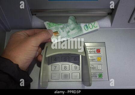 September 26, 2018 - Stockholm, Schweden: ein Mann zieht sich ein 200-Kronen-Banknote aus einem ATM. Schweden ist die bargeldlose Gesellschaft auf dem Planeten, mit 80 % aller Transaktionen mit Kreditkarten oder Handy Apps. *** Frankreich/KEINE VERKÄUFE IN DEN FRANZÖSISCHEN MEDIEN *** Stockfoto