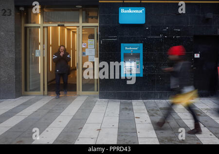 September 26, 2018 - Stockholm, Schweden: Schweden zu Fuß von einem Geldautomaten in einer von Stockholms Haupteinkaufsstraße. Schweden ist die bargeldlose Gesellschaft auf dem Planeten, mit 80 % aller Transaktionen mit Kreditkarten oder Handy Apps. *** Frankreich/KEINE VERKÄUFE IN DEN FRANZÖSISCHEN MEDIEN *** Stockfoto