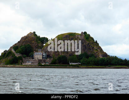 Dumbarton Castle sitzt auf Dumbarton Rock, einem vulkanischen Plug aus Rock, am Ufer des Flusses Clyde in der Nähe von Glasgow in Schottland. Stockfoto