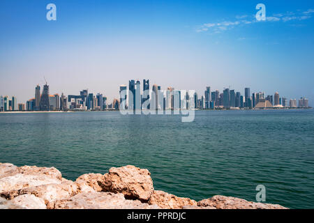 Die Aussicht auf finanziellen Zentrum von Doha aus. Doha West Bay ist eine Stadt an der Küste des Persischen Golfs, die Hauptstadt und die größte Stadt der arabischen Staat Stockfoto