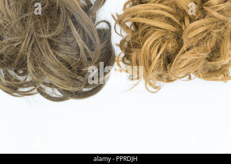 Brunette und blonde Haare Büschel auf weißem Hintergrund. Stockfoto