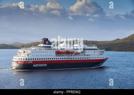 Die hurtigruten Fähre, MS Polarlys, Abfahrt Harstad, Segeln Southbound in der vågsfjord, Norwegen. Stockfoto