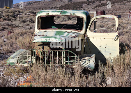 Zweiten Weltkrieg 1 1/2 Tonne Chevrolet Truck, wahrscheinlich ursprünglich für die US-Armee gebaut, jetzt sitzt an einer Mine in Hamilton, Nevada aufgegeben. Stockfoto