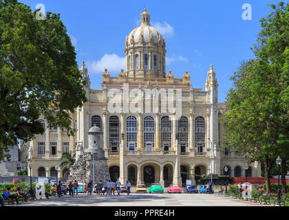 Museum der Revolution (Museo de la Revolucion), restaurierten historischen Gebäude Exterieur und der Plaza 13 de marzo Platz vor in Habana Vieja, Havanna, Stockfoto