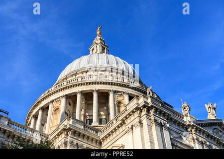 Die St Paul's Kathedrale, Außenansicht der Sehenswürdigkeiten Kirche und Dom in der Innenstadt von London mit blauem Himmel, London, UK Stockfoto