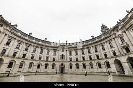 Der zentrale Innenhof oder kreisförmige 'drum' Hof Architektur des Treasury Britische Regierung Gebäude in Whitehall, London, UK Stockfoto