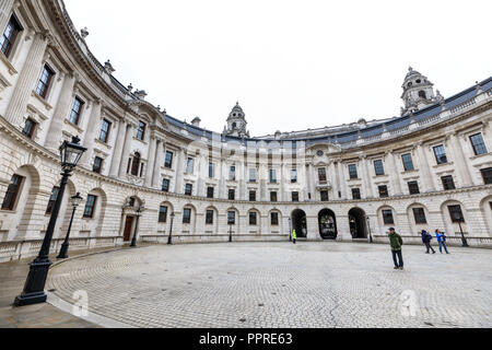 Der zentrale Innenhof oder kreisförmige 'drum' Hof Architektur des Treasury Britische Regierung Gebäude in Whitehall, London, UK Stockfoto