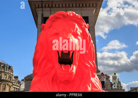 Bitte geben Sie die Löwen, Red Lion flurescent Kunst Installation durch Es Devlin auf dem Trafalgar Square, London, UK Stockfoto