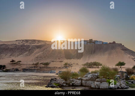 Auf dem Weg zum nubischen Dorf bei Sonnenuntergang, mit einem Dorf in den Dünen der Wüste Assuan, Ägypten Stockfoto