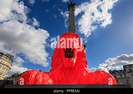 Bitte geben Sie die Löwen, Red Lion flurescent Kunst Installation durch Es Devlin auf dem Trafalgar Square, London, UK Stockfoto