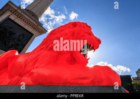 Bitte geben Sie die Löwen, Red Lion flurescent Kunst Installation durch Es Devlin auf dem Trafalgar Square, London, UK Stockfoto