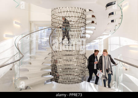 Die Meilen, die Treppen, ein elegantes, zeitgenössisches Stahlgewebe Wendeltreppe mit transparenten Balustrade von Eva Jiricna Architekten, Somerset House, London, Großbritannien Stockfoto