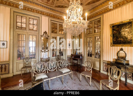 Queluz, Portugal - Dezember 9, 2017: Zimmer der Prinzessin im Queluz Palast. Ehemals als Sommerresidenz der portugiesischen Royal famil verwendet Stockfoto