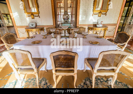 Queluz, Portugal - Dezember 9, 2017: Esszimmer in Queluz Palast. Ehemals als Sommerresidenz der portugiesischen Königsfamilie verwendet. Stockfoto