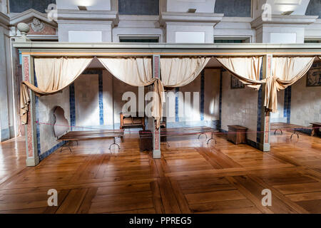 Mafra, Portugal - Dezember 10, 2017: Medizinische cublicle in der Krankenstation für ernsthaft Illinois Nationalpalast von Mafra, Kloster und die Basilika. Franziskaner Rel Stockfoto