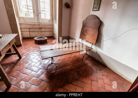 Mafra, Portugal - Dezember 10, 2017: Antike und Weinlese Holz Schlafzimmer für Mönch im Nationalpalast von Mafra, Kloster und die Basilika. Franziskaner Relig Stockfoto