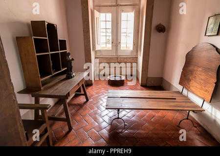 Mafra, Portugal - Dezember 10, 2017: Antike und Weinlese Holz Schlafzimmer für Mönch im Nationalpalast von Mafra, Kloster und die Basilika. Franziskaner Relig Stockfoto