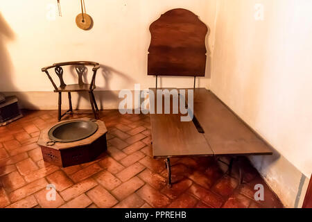 Mafra, Portugal - Dezember 10, 2017: Antike und Weinlese Holz Schlafzimmer für Mönch im Nationalpalast von Mafra, Kloster und die Basilika. Franziskaner Relig Stockfoto