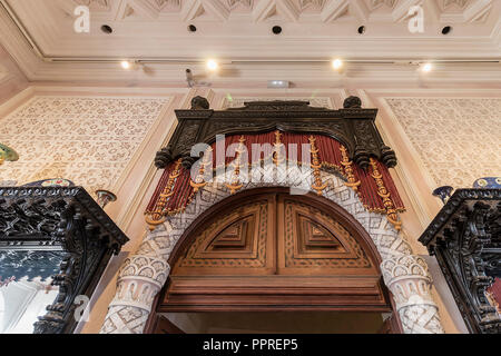 Sintra, Portugal - 7. Dezember 2017: Detail der oberen Seite der Tür in der großen Halle im Inneren des Romantikers Pena Stockfoto